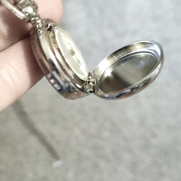 VINTAGE CATS SCENARIO SILVER-TONE POCKET QUARTZ WATCH WITH 24" CHAIN NECKLACE - Picture 4 of 10